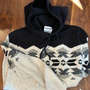 Medium hooded men’s old navy sweater-very good condition